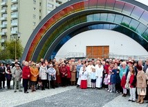 Parafianie z ks. Mateuszem Podkówką przed nowo wybudowanym kościołem.