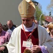 Bp Roman Pindel pobłogosławił pielgrzymów wyruszających z Hałcnowa do Łagiewnik