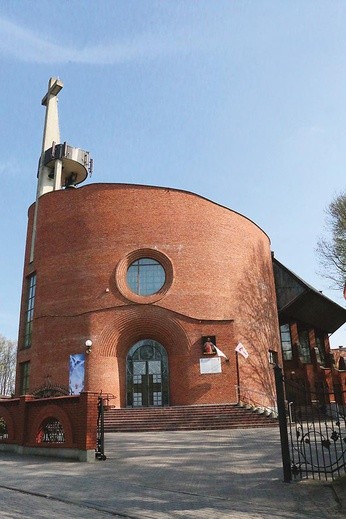 ◄	Kościół pod wezwaniem św. brata Alberta Chmielowskiego w Puławach.