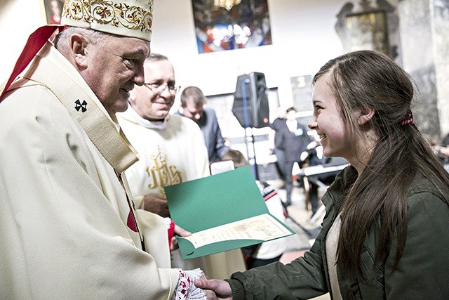 	I miejsce za reportaż inspirowany słowami bł. ks. J. Popiełuszki: „Człowieka zdobywa się otwartym sercem” przyznano Annie Mazur z Zespołu Szkół w Łużnej.