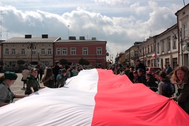 W Skierniewicach ulicami miasta poniesiono 50 m. flagę