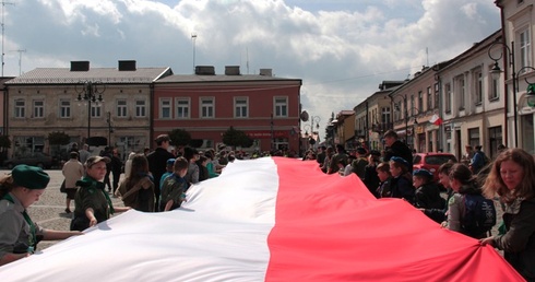 W Skierniewicach ulicami miasta poniesiono 50 m. flagę