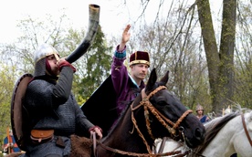 Książę Mieszko przybywa na plac turniejowy