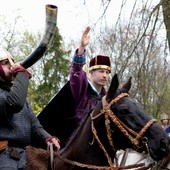 Książę Mieszko przybywa na plac turniejowy