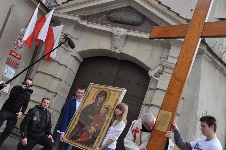 Znaki ŚDM w wiśnickim więzieniu