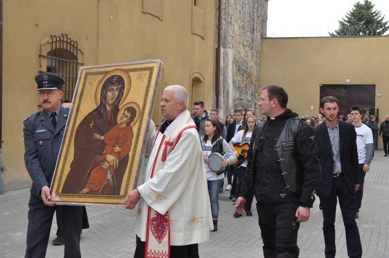 Znaki ŚDM w wiśnickim więzieniu