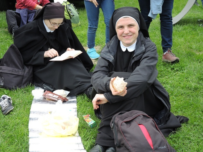 Postój i... tańce na boisku pod Wysoką