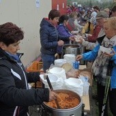 Parafianie z Wieprza po raz czwarty hojnie zadbali o żołądki pątników