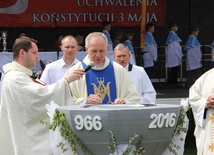 Podczas uroczystej Mszy św. przy jubileuszowej chrzcielnicy rawianie odnowili przyrzeczenia chrzcielne