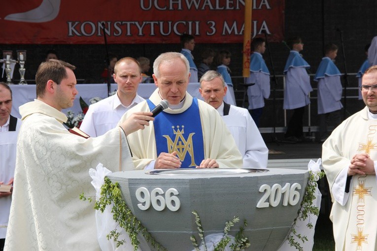 Podczas uroczystej Mszy św. przy jubileuszowej chrzcielnicy rawianie odnowili przyrzeczenia chrzcielne