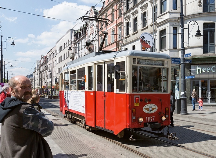 Na ulice Katowic wyjechał specjalny tramwaj upamiętniający rocznicę wybuchu III powstania śląskiego.