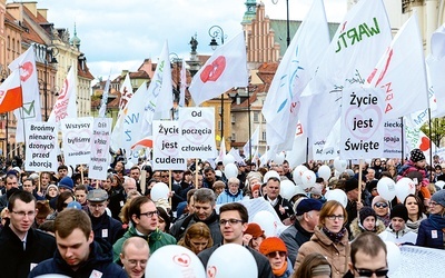 XI Marsz Świętości Życia. Uczestnicy przeszli ulicami Warszawy pod hasłem „Człowiek miłosierny życiu zawsze wierny”.