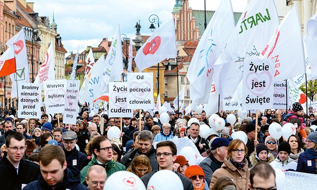 XI Marsz Świętości Życia. Uczestnicy przeszli ulicami Warszawy pod hasłem „Człowiek miłosierny życiu zawsze wierny”.