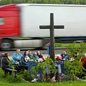 Na Białorusi, podobnie jak na wschodzie Polski czy w beskidzkich wioskach, wierni gromadzą się przy maryjnych kapliczkach i przydrożnych figurach.