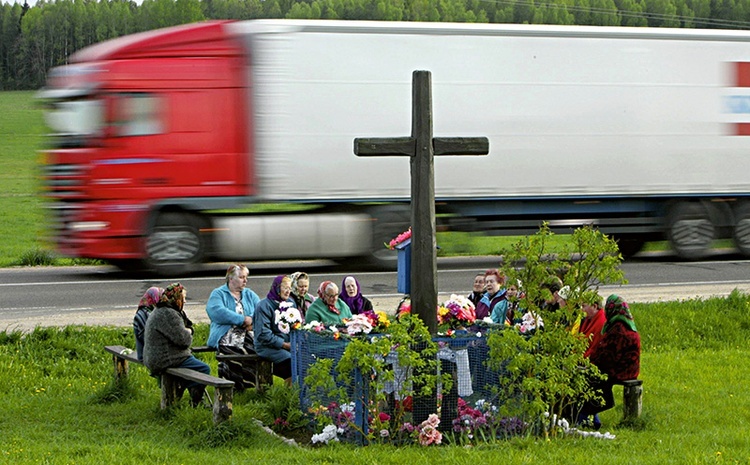 Na Białorusi, podobnie jak na wschodzie Polski czy w beskidzkich wioskach, wierni gromadzą się przy maryjnych kapliczkach i przydrożnych figurach.