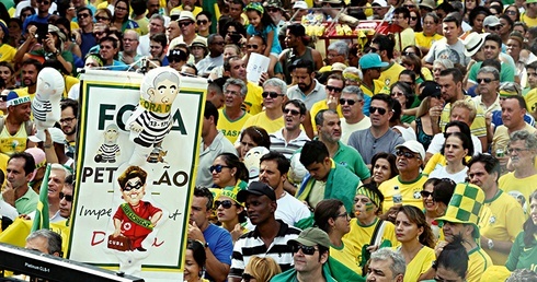 17 kwietnia. Demonstranci w Belo Horizonte domagają się ukarania za korupcję prezydent  Dilmy Rousseff.