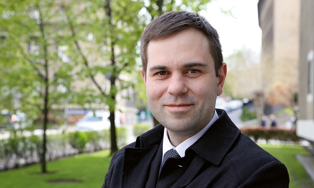 Marek Mutor,  rocznik 1979, absolwent Wydziału Polonistyki Uniwersytetu Wrocławskiego. Dyrektor Narodowego Centrum Kultury w latach 2006–2007 i od 2016 r. W międzyczasie szefował Ośrodkowi Pamięć i Przyszłość  we Wrocławiu.