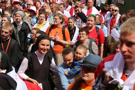 IV pielgrzymka z Hałcnowa dotarła do Łagiewnik - część pierwsza