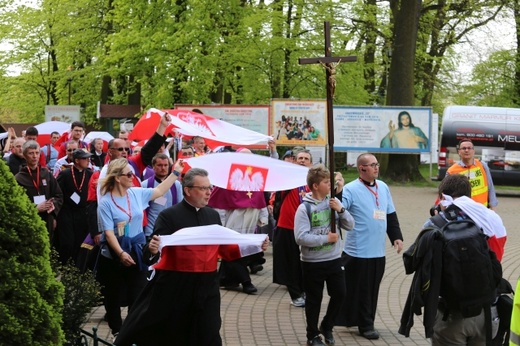 IV pielgrzymka z Hałcnowa dotarła do Łagiewnik - część pierwsza