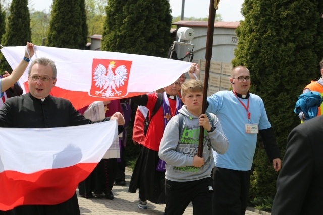 IV pielgrzymka z Hałcnowa dotarła do Łagiewnik - część pierwsza