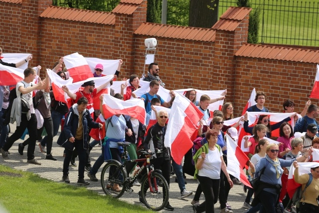 IV pielgrzymka z Hałcnowa dotarła do Łagiewnik - część pierwsza