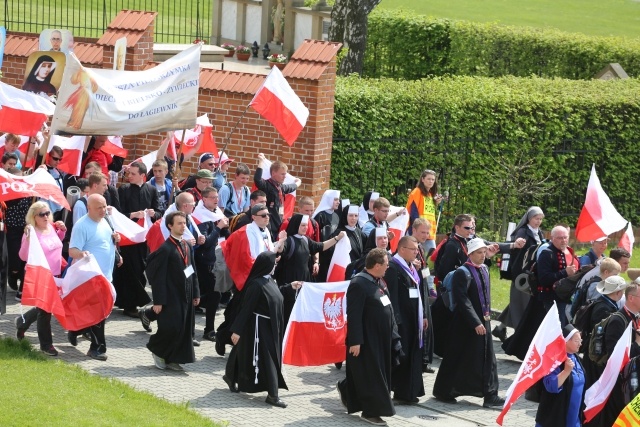 IV pielgrzymka z Hałcnowa dotarła do Łagiewnik - część pierwsza