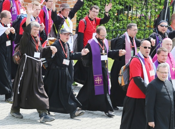 IV pielgrzymka z Hałcnowa dotarła do Łagiewnik - część pierwsza