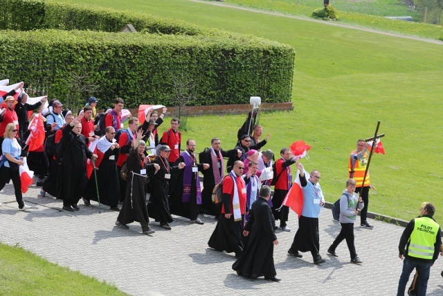 IV pielgrzymka z Hałcnowa dotarła do Łagiewnik - część pierwsza