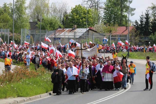 IV pielgrzymka z Hałcnowa dotarła do Łagiewnik - część pierwsza