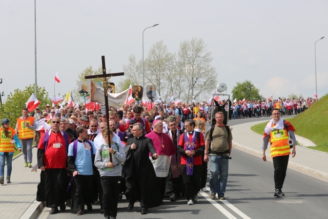 IV pielgrzymka z Hałcnowa dotarła do Łagiewnik - część pierwsza