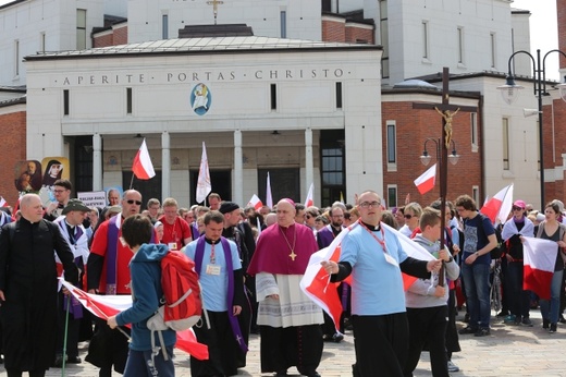 IV pielgrzymka z Hałcnowa dotarła do Łagiewnik - część pierwsza