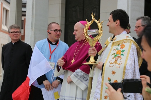 IV pielgrzymka z Hałcnowa dotarła do Łagiewnik - część pierwsza