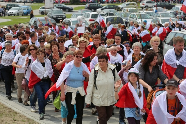 IV pielgrzymka z Hałcnowa dotarła do Łagiewnik - część pierwsza