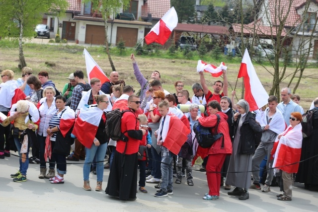 IV pielgrzymka z Hałcnowa dotarła do Łagiewnik - część pierwsza