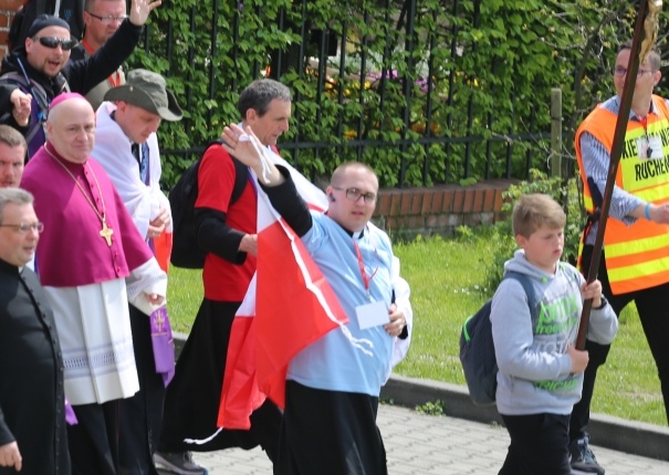 IV pielgrzymka z Hałcnowa dotarła do Łagiewnik - część pierwsza