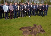 Pamiątkowa fotografia polityków, samorządowców, działaczy i osób związanych z budową Radomskiego Centrum Sportu przy pierwszym symbolicznym wykopie