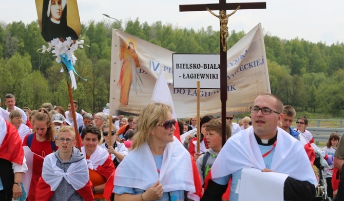 Na czele pielgrzymki szli jej oragnizatorzy: Irena Papla i ks. Mikołaj Szczygieł