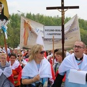 Na czele pielgrzymki szli jej oragnizatorzy: Irena Papla i ks. Mikołaj Szczygieł