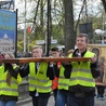 Procesja ze znakami. W tle obraz św. Jana Pawła II, patrona Światowych Dni Młodzieży