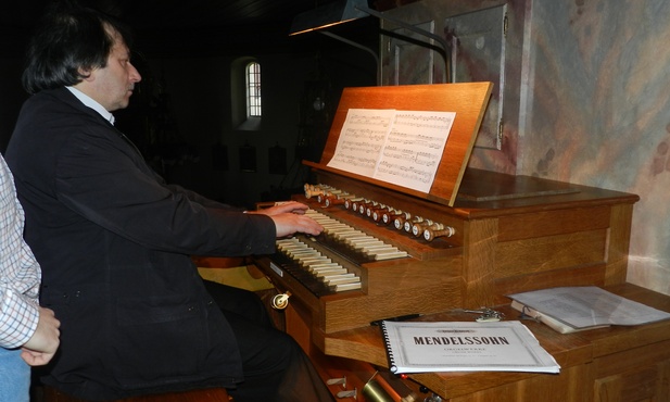 Prof. Władysław Szymański przy organach kościoła Matki Bożej Śnieżnej w Mikołowie
