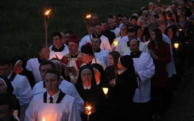 Wierni nieśli ze sobą świece, symbolizujące światło, które w życie każdego człowieka wnosi zmartwychwstały Chrystus.
