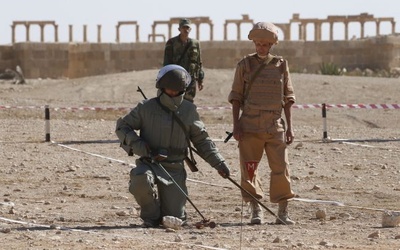 Żołnierze podczas ćwiczeń w odbitej z rąk IS syryjskiej Palmirze.
