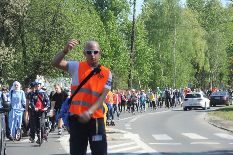 Pielgrzymka na rolkach i hulajnogach do Tychów - cz. I