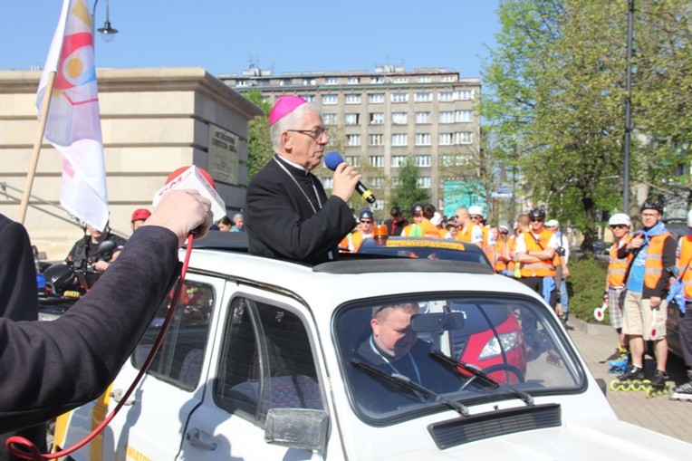 Pielgrzymka na rolkach i hulajnogach do Tychów - cz. I