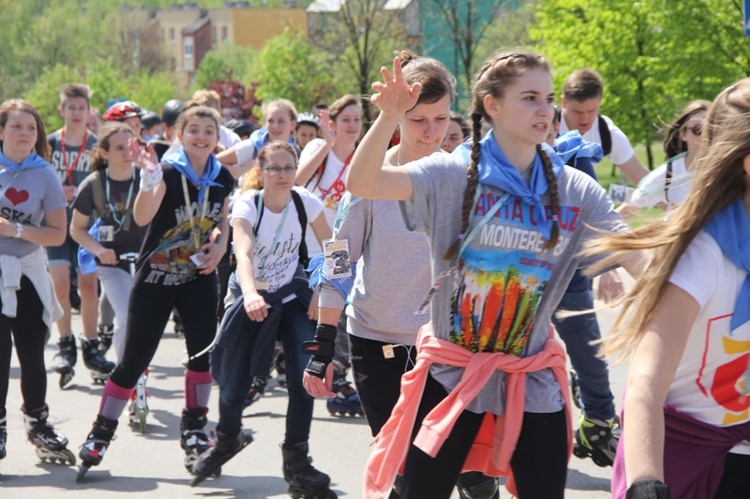 Pielgrzymka na rolkach i hulajnogach do Tychów - cz. II