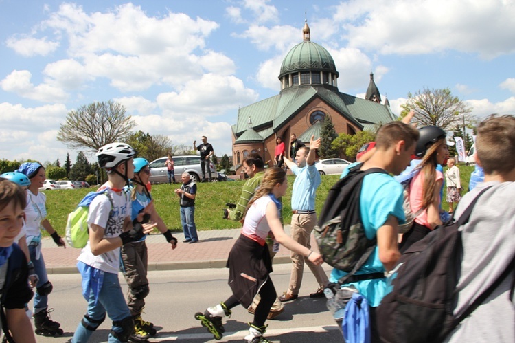 Pielgrzymka na rolkach i hulajnogach do Tychów - cz. II