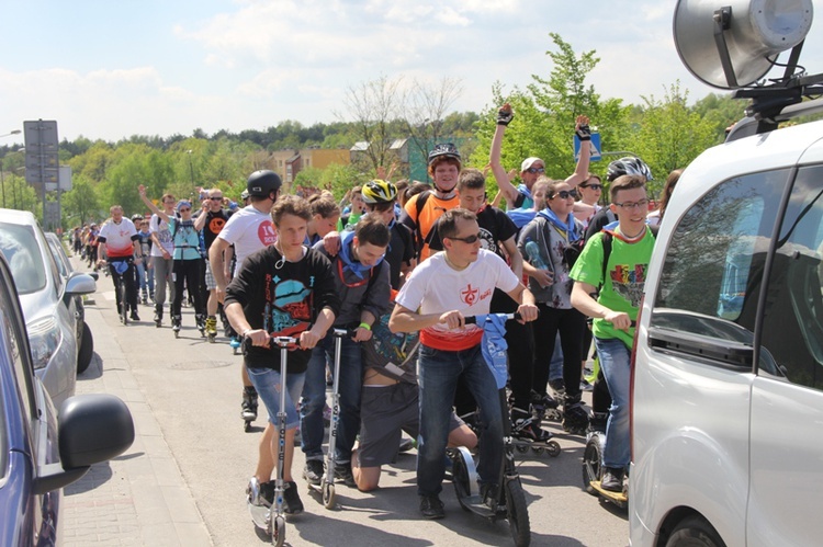 Pielgrzymka na rolkach i hulajnogach do Tychów - cz. II