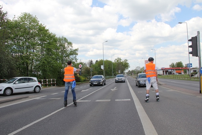 Pielgrzymka na rolkach i hulajnogach do Tychów - cz. II