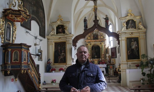 Ks. Adam Lemieszek, proboszcz parafii, zachęca do odwiedzenia piotrawińskiego muzeum