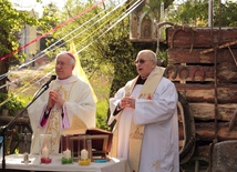 Bp Andrzej F. Dziuba i ks. Stanisław Banach sprawują Mszę św.